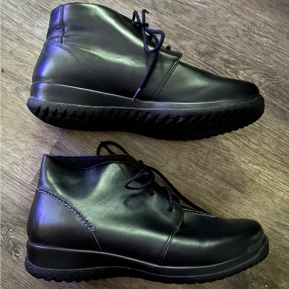 DREW Black Ankle Boots Sleek Leather Design